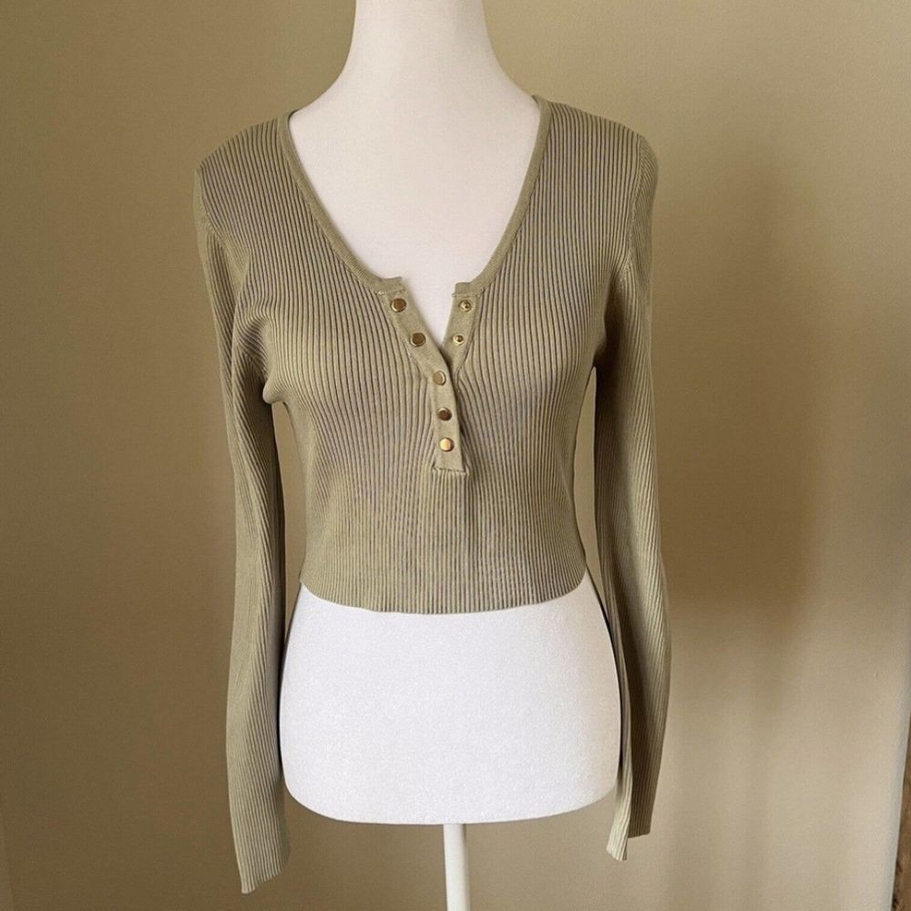 Women's Ribbed Henley Top Sz M Cropped Gold Button Long Sleeve Light Olive Green
